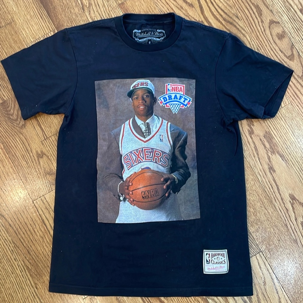 Mitchell & Ness Philadelphia 76ers Allen Iverson Draft Day Black T-Shirt Size S.